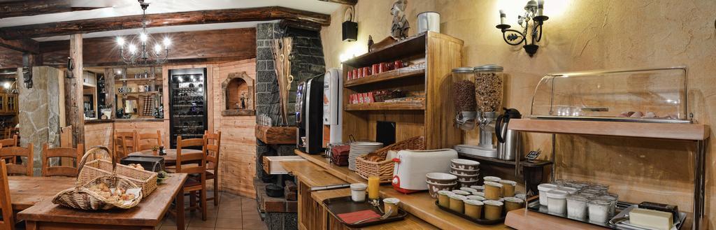 Logis Hotel Les Ancolies Ареш Екстер'єр фото