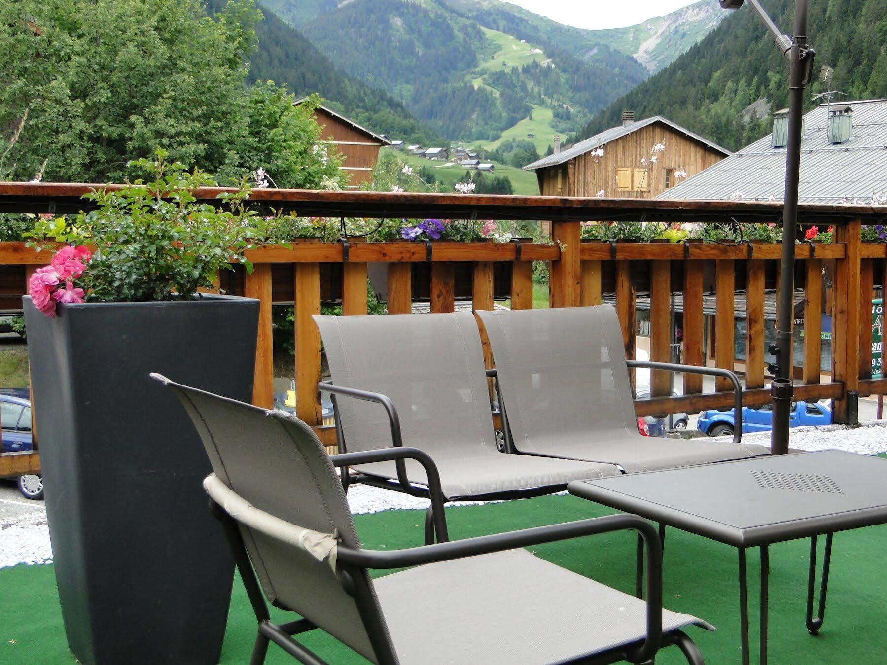 Logis Hotel Les Ancolies Ареш Екстер'єр фото