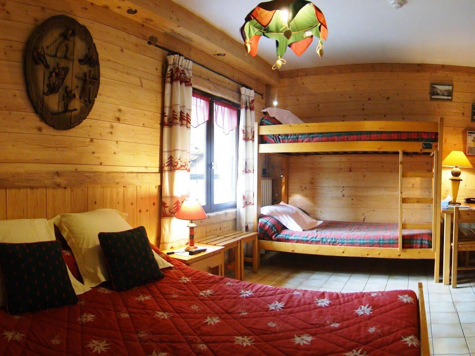 Logis Hotel Les Ancolies Ареш Екстер'єр фото