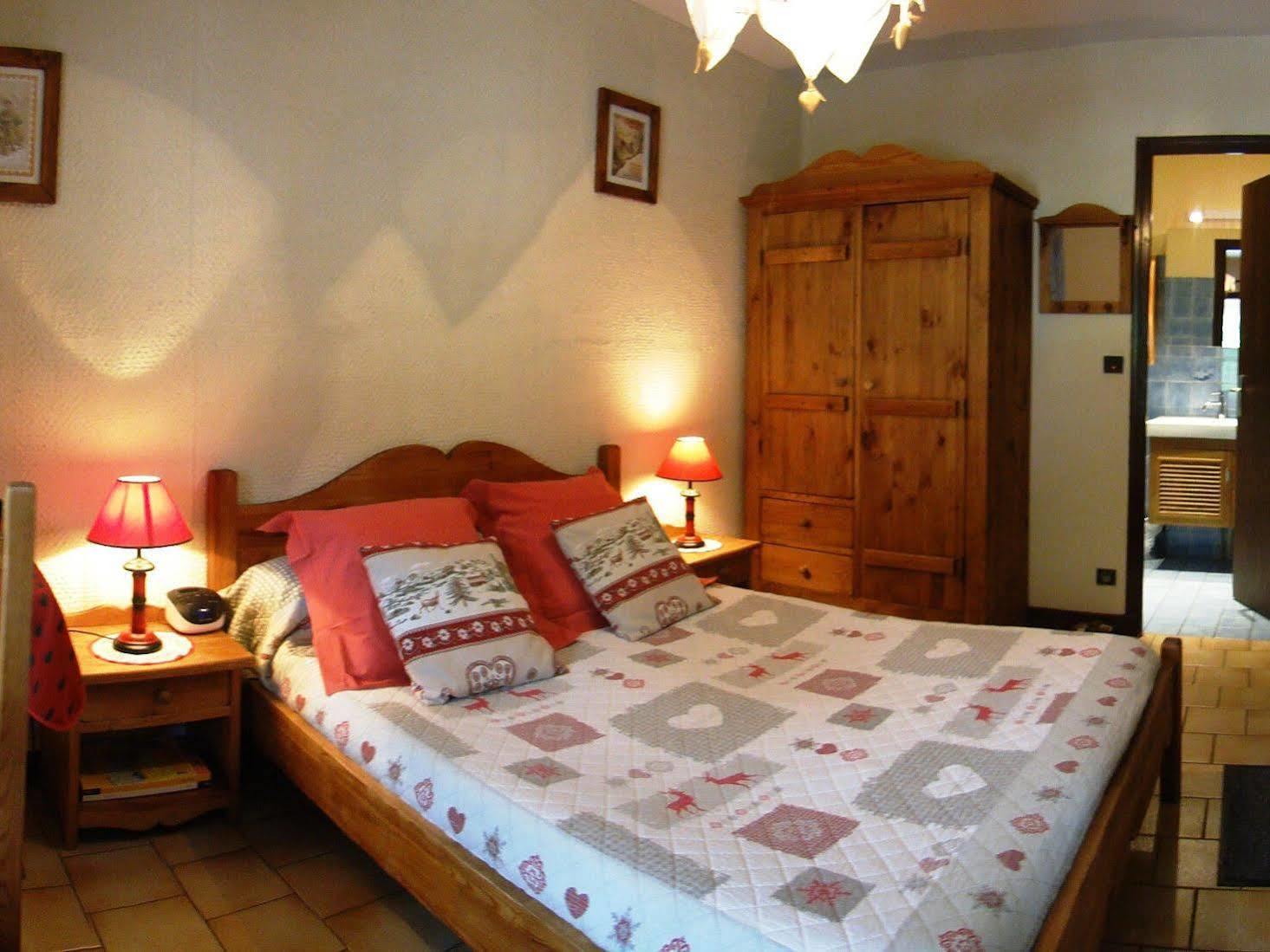 Logis Hotel Les Ancolies Ареш Екстер'єр фото